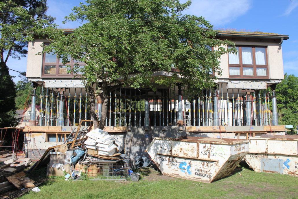Haus entflieht Hochwasser – Hebung in Halle an der Saale mit ERKA ...